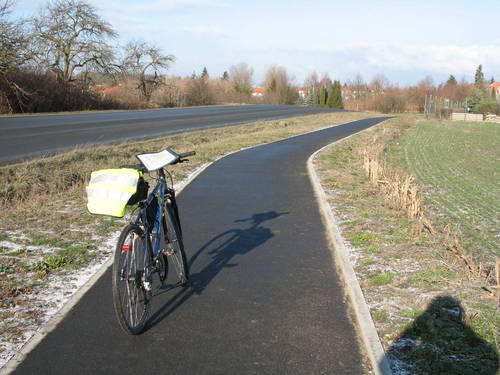 01-Path for bike along the river Labe
