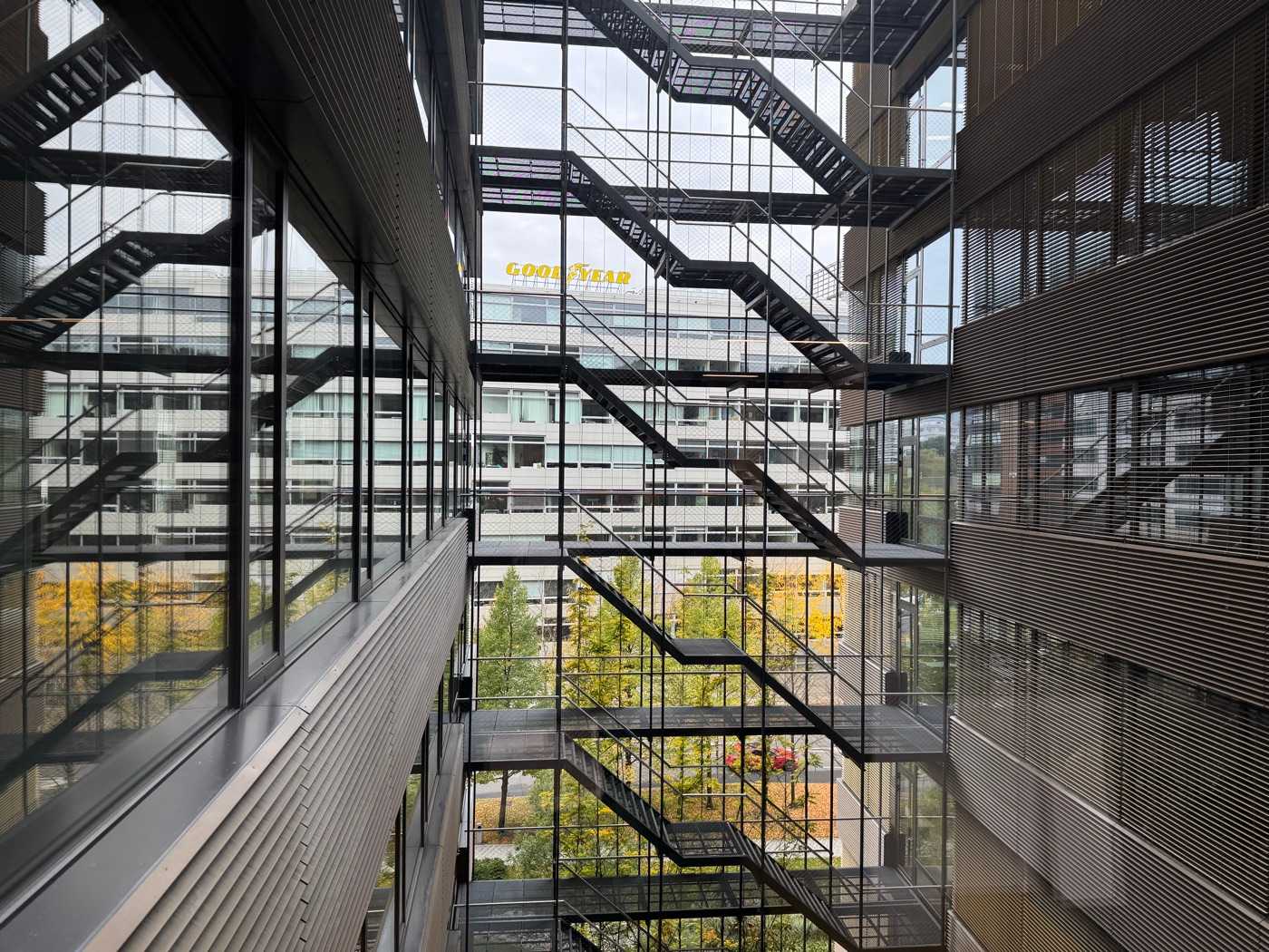 Ocelové schodiště v prosklené administrativní budově